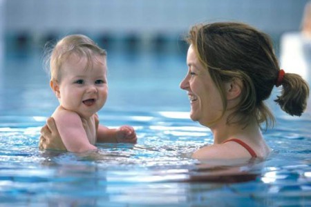 maman bébé piscine